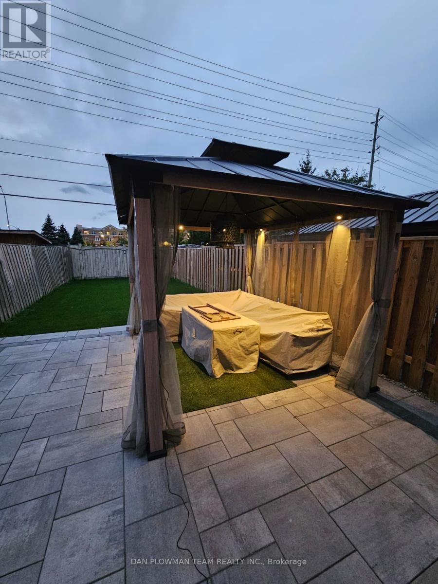 8 Oglevie Drive, Whitby, Ontario  L1R 2Y4 - Photo 6 - E12798968