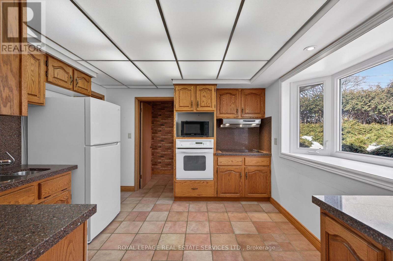 327 Strathcona Drive, Burlington, Ontario  L7L 2E2 - Photo 15 - W12827526