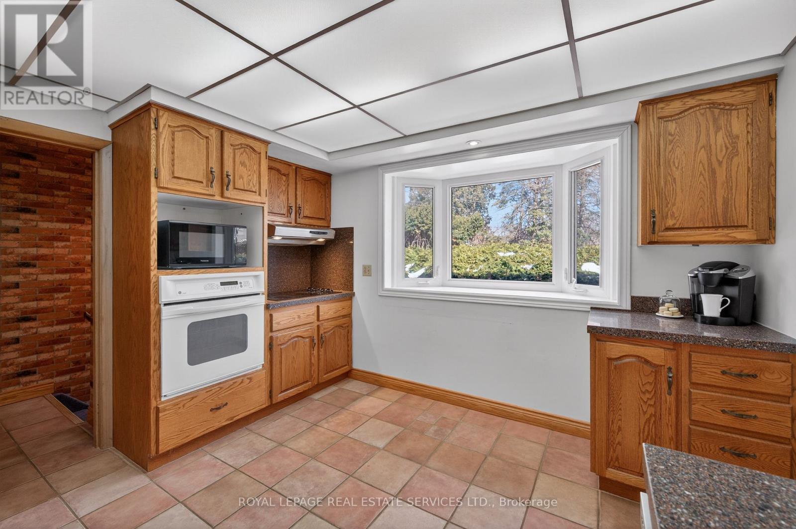 327 Strathcona Drive, Burlington, Ontario  L7L 2E2 - Photo 19 - W12827526