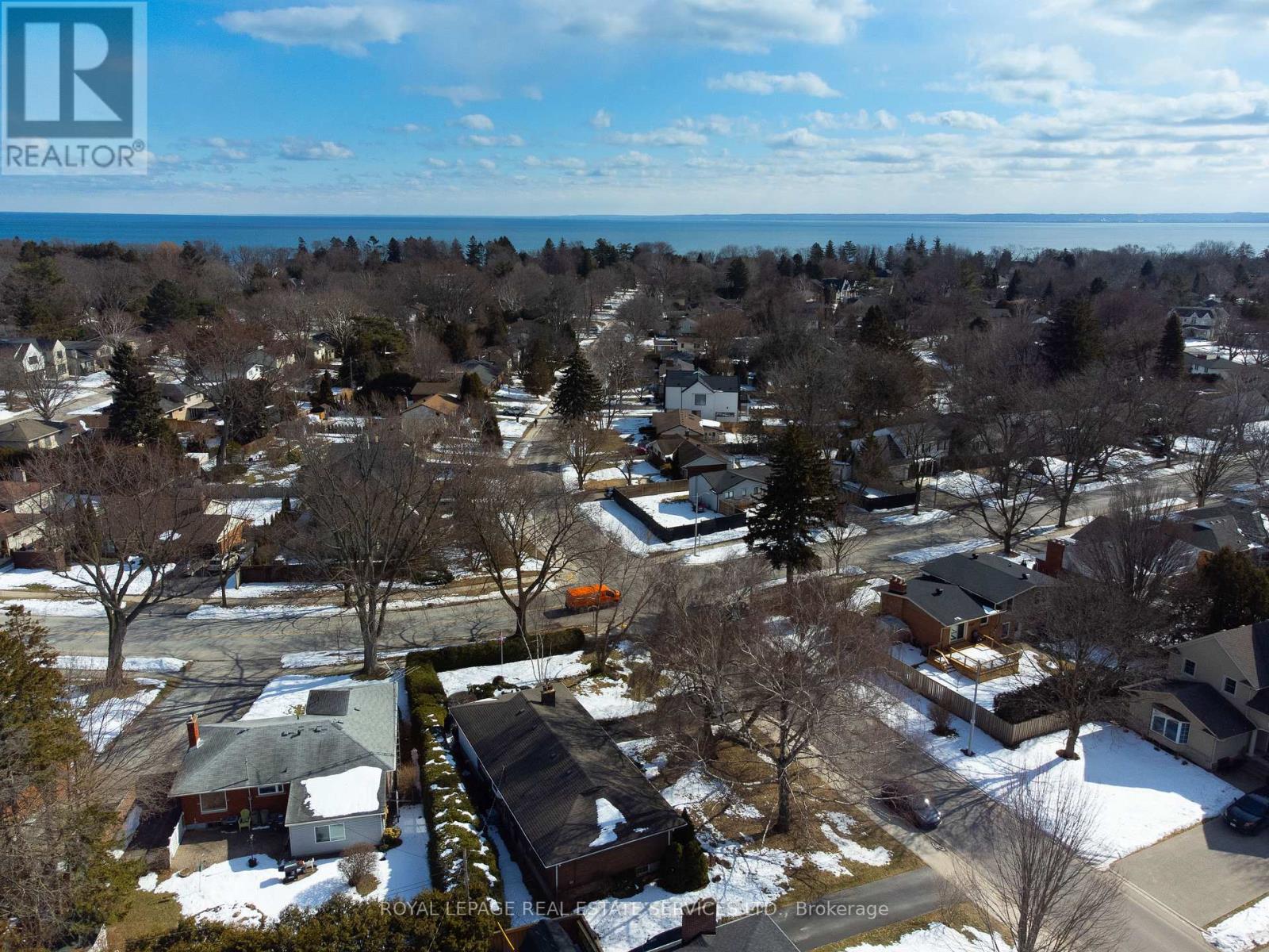 327 Strathcona Drive, Burlington, Ontario  L7L 2E2 - Photo 2 - W12827526