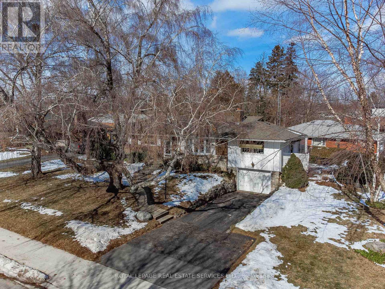 327 Strathcona Drive, Burlington, Ontario  L7L 2E2 - Photo 3 - W12827526