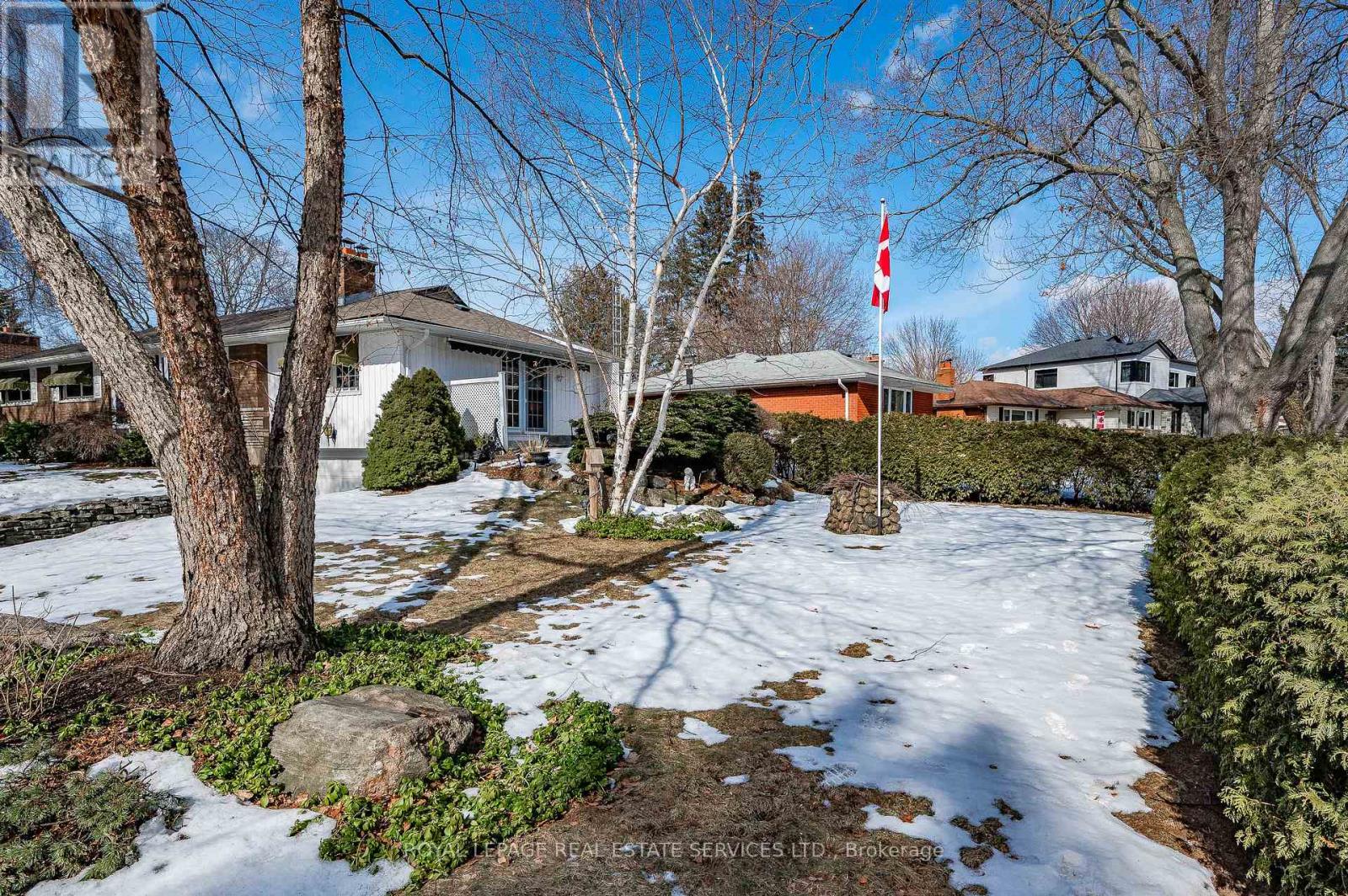 327 Strathcona Drive, Burlington, Ontario  L7L 2E2 - Photo 47 - W12827526