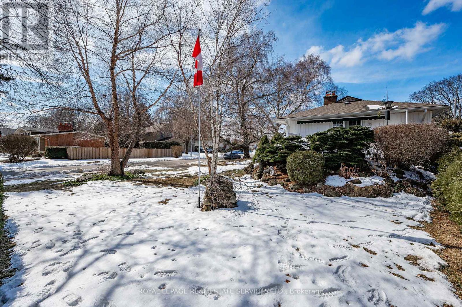 327 Strathcona Drive, Burlington, Ontario  L7L 2E2 - Photo 48 - W12827526