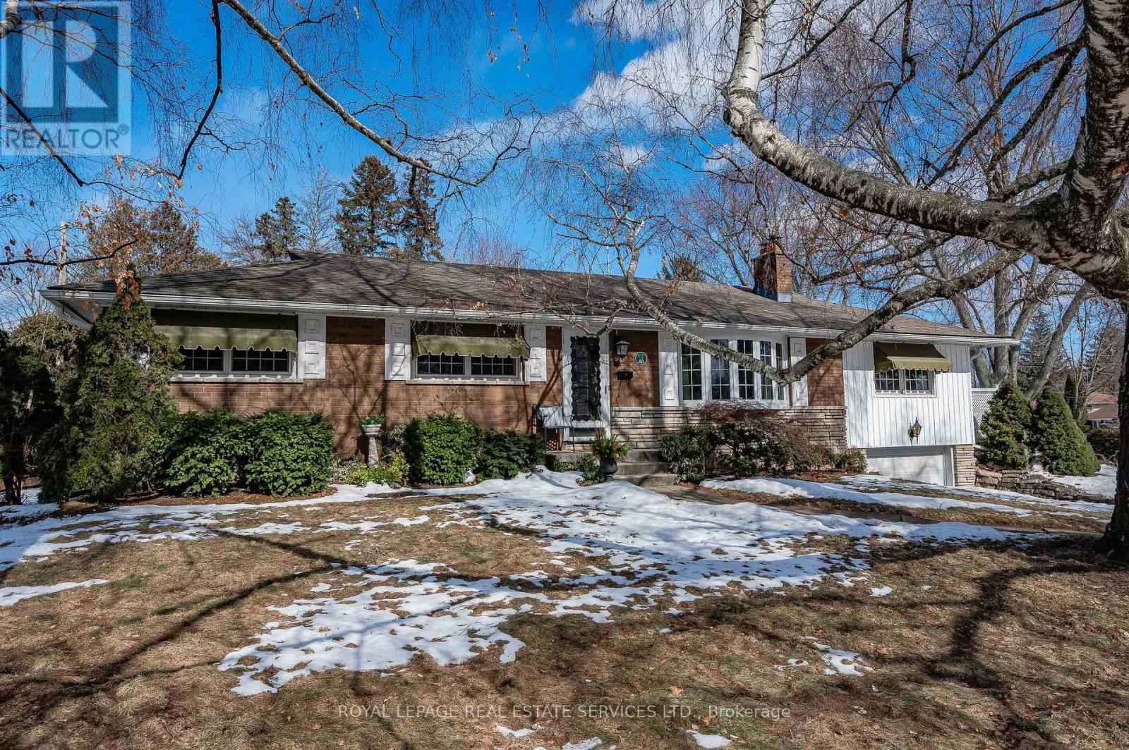 327 Strathcona Drive, Burlington, Ontario  L7L 2E2 - Photo 5 - W12827526