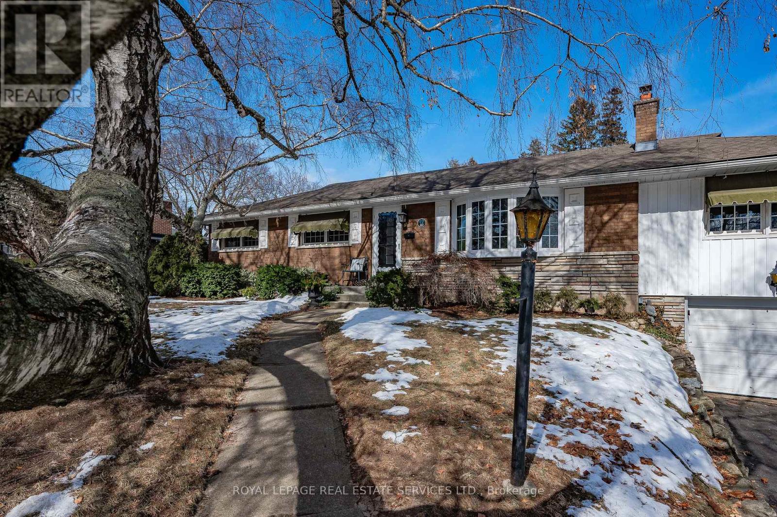 327 Strathcona Drive, Burlington, Ontario  L7L 2E2 - Photo 6 - W12827526