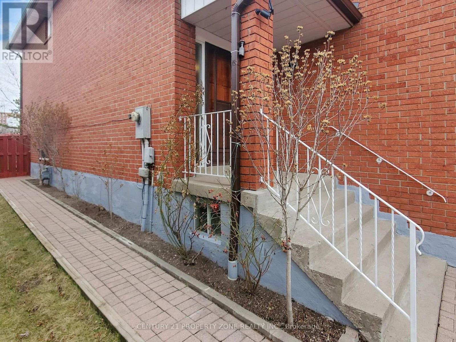 129 Chalfield Lane, Mississauga, Ontario  L6Z 1K8 - Photo 2 - W12827576