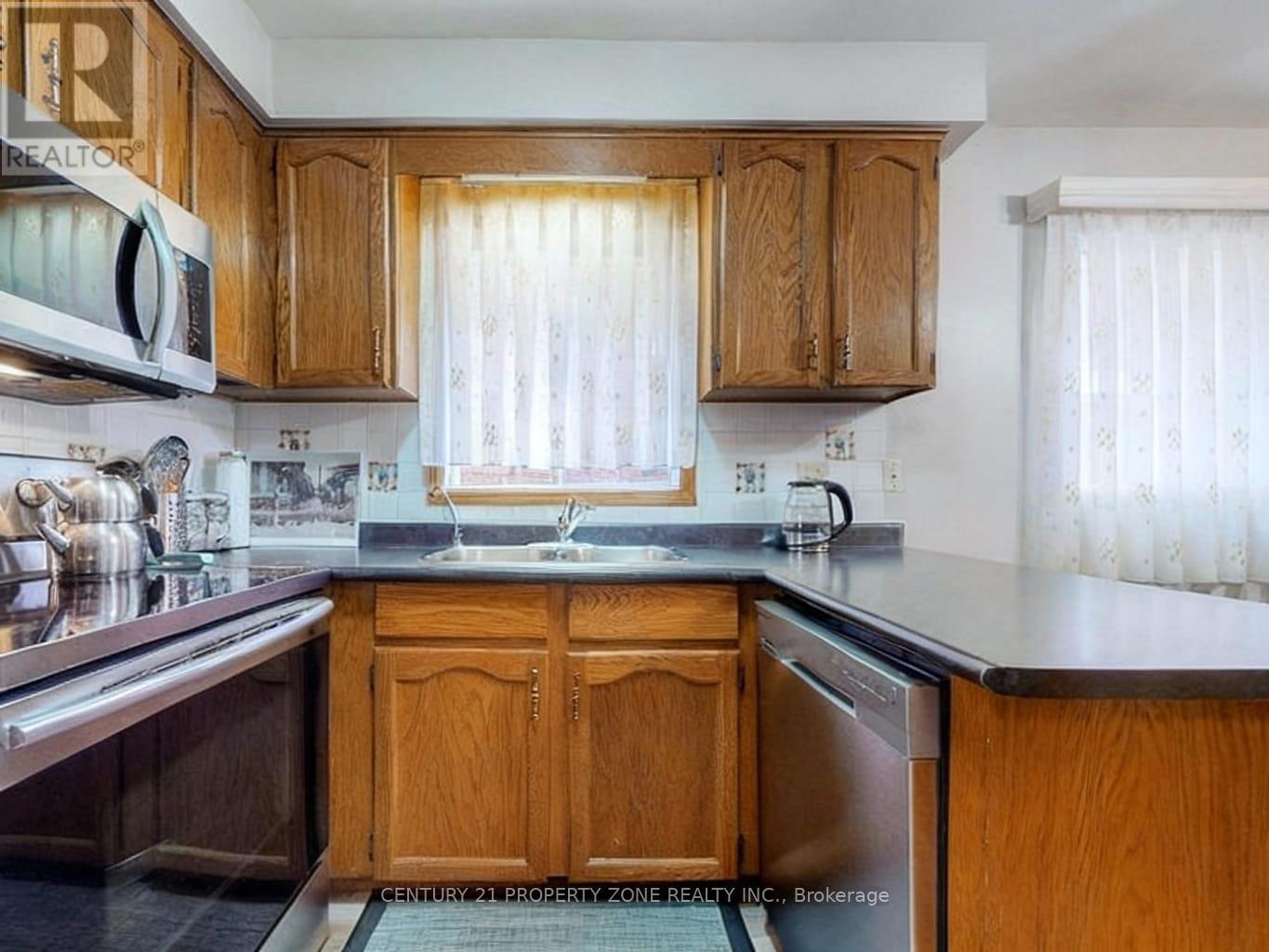 129 Chalfield Lane, Mississauga, Ontario  L6Z 1K8 - Photo 4 - W12827576