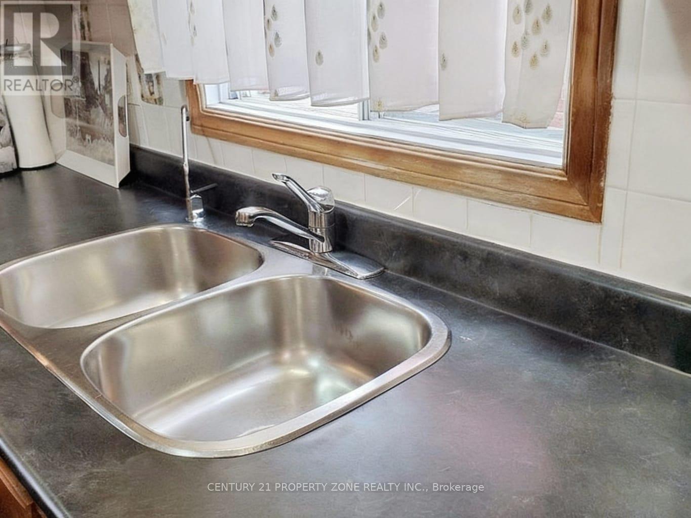 129 Chalfield Lane, Mississauga, Ontario  L6Z 1K8 - Photo 6 - W12827576