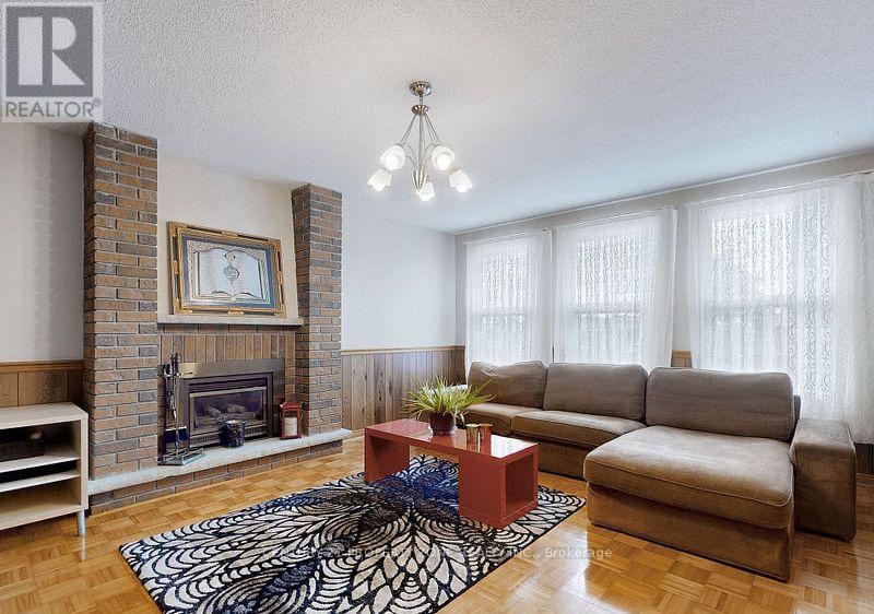 129 Chalfield Lane, Mississauga, Ontario  L6Z 1K8 - Photo 9 - W12827576