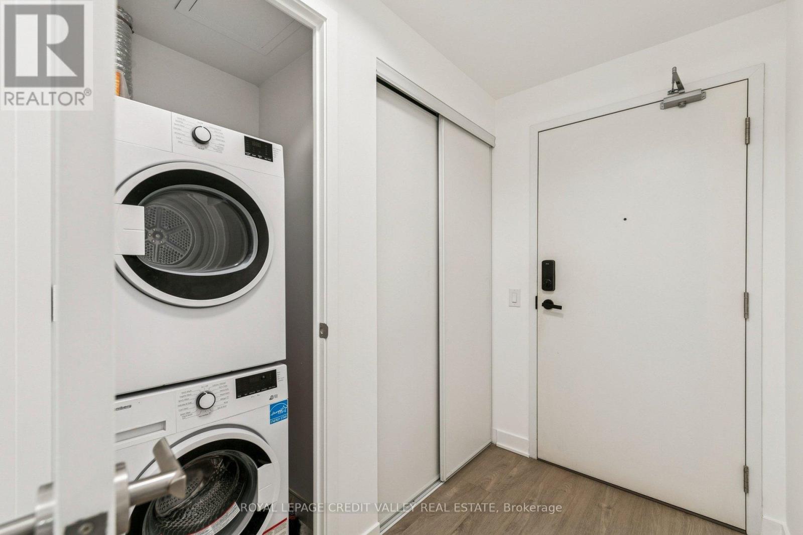 1413 - 3900 Confederation Parkway, Mississauga, Ontario L5B 0M3 - Photo 5 - W12827614