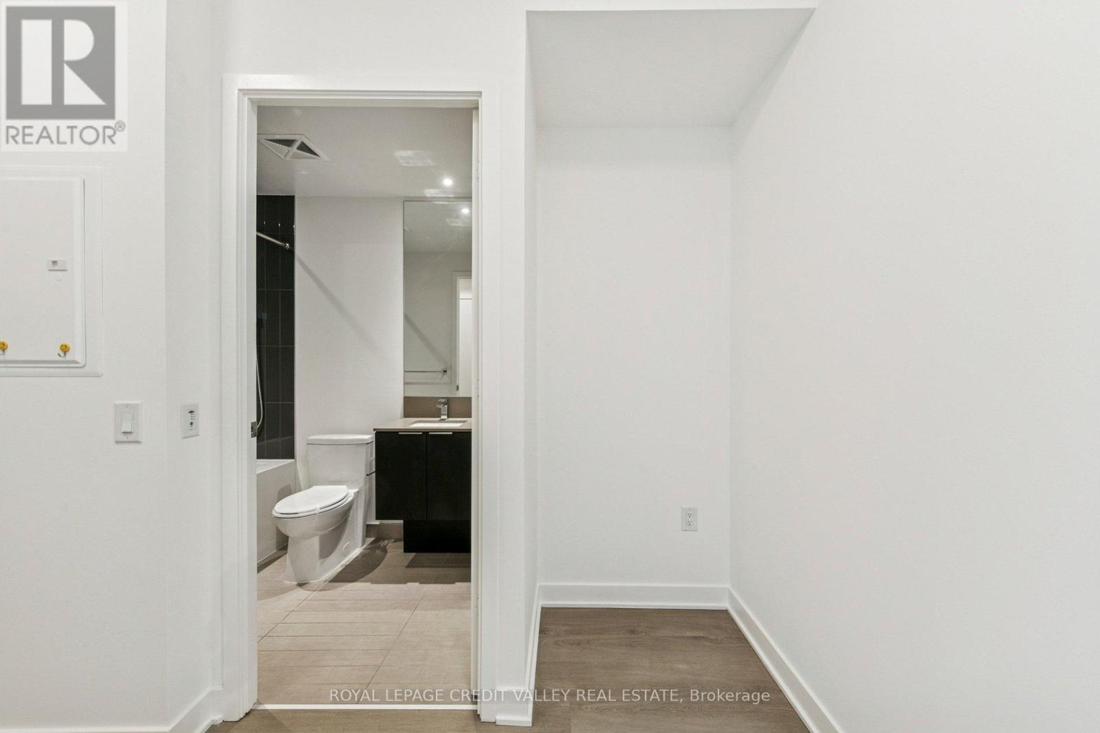 1413 - 3900 Confederation Parkway, Mississauga, Ontario L5B 0M3 - Photo 8 - W12827614