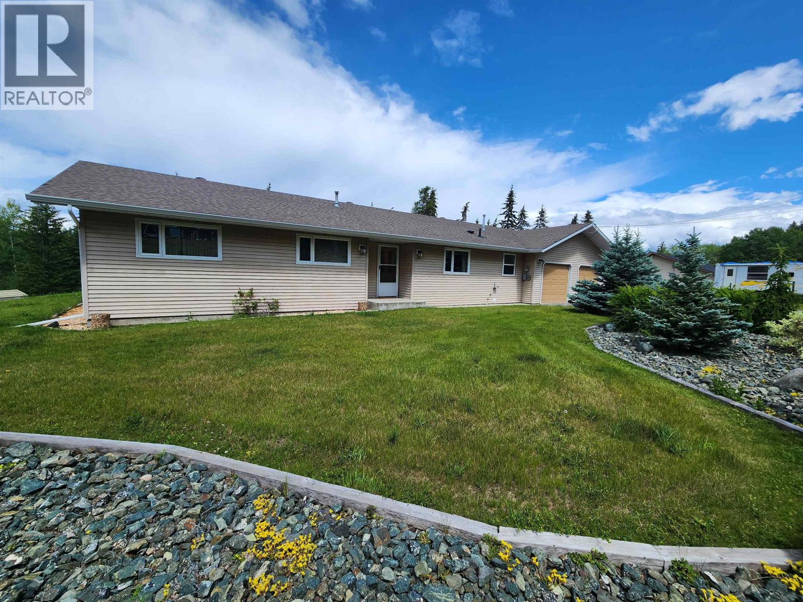 5207 Kallum Drive, 108 Mile Ranch, British Columbia  V0K 2Z0 - Photo 4 - R3093791