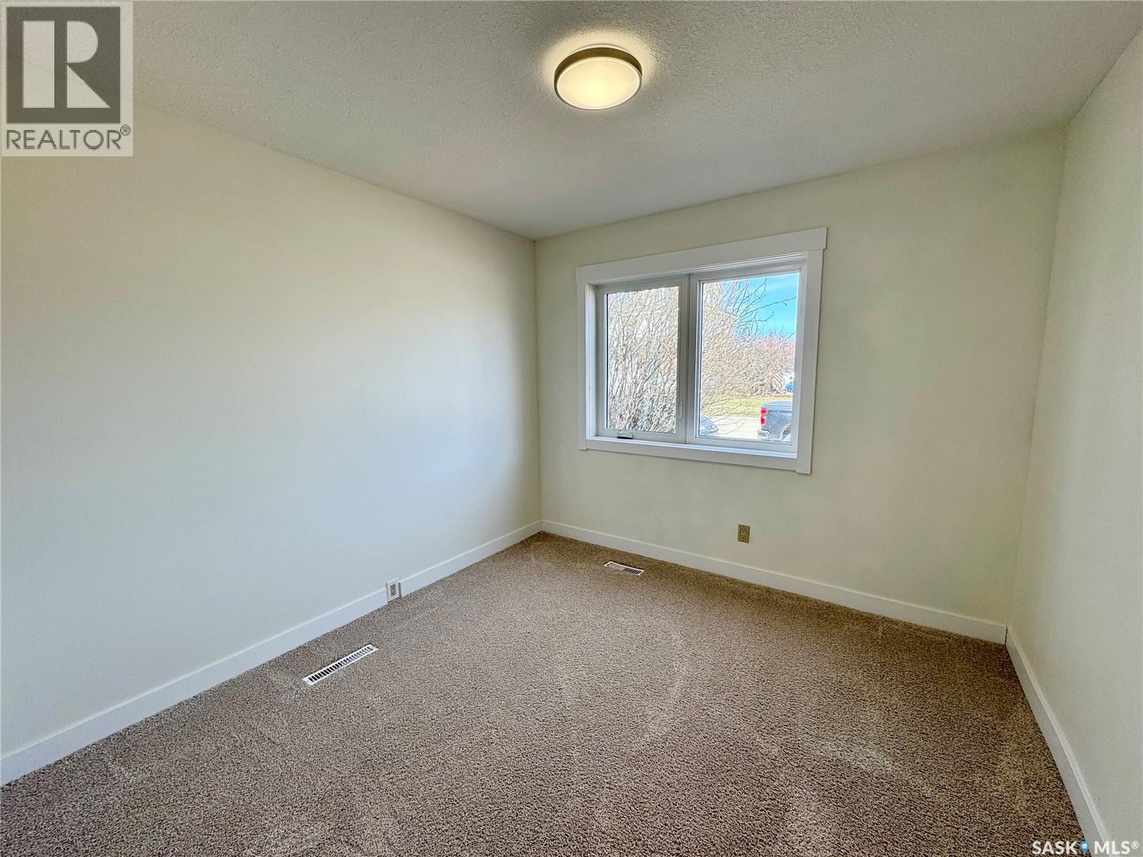 211 9th Street E, Prince Albert, Saskatchewan  S6V 0X7 - Photo 7 - SK029320