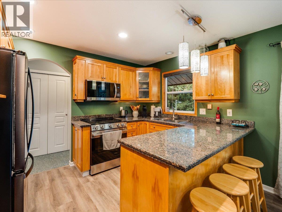 2162 Old Salmo Road, Fruitvale, British Columbia  V0G 1L1 - Photo 10 - 10376108