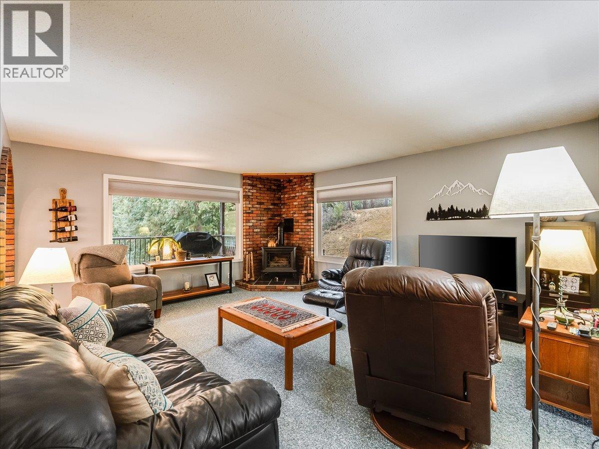 2162 Old Salmo Road, Fruitvale, British Columbia  V0G 1L1 - Photo 5 - 10376108