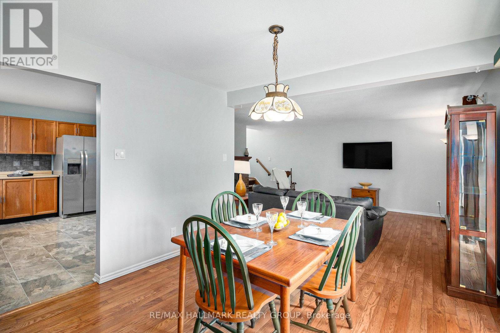 270 Mceachern Crescent, Ottawa, Ontario  K1E 3K5 - Photo 11 - X12821584