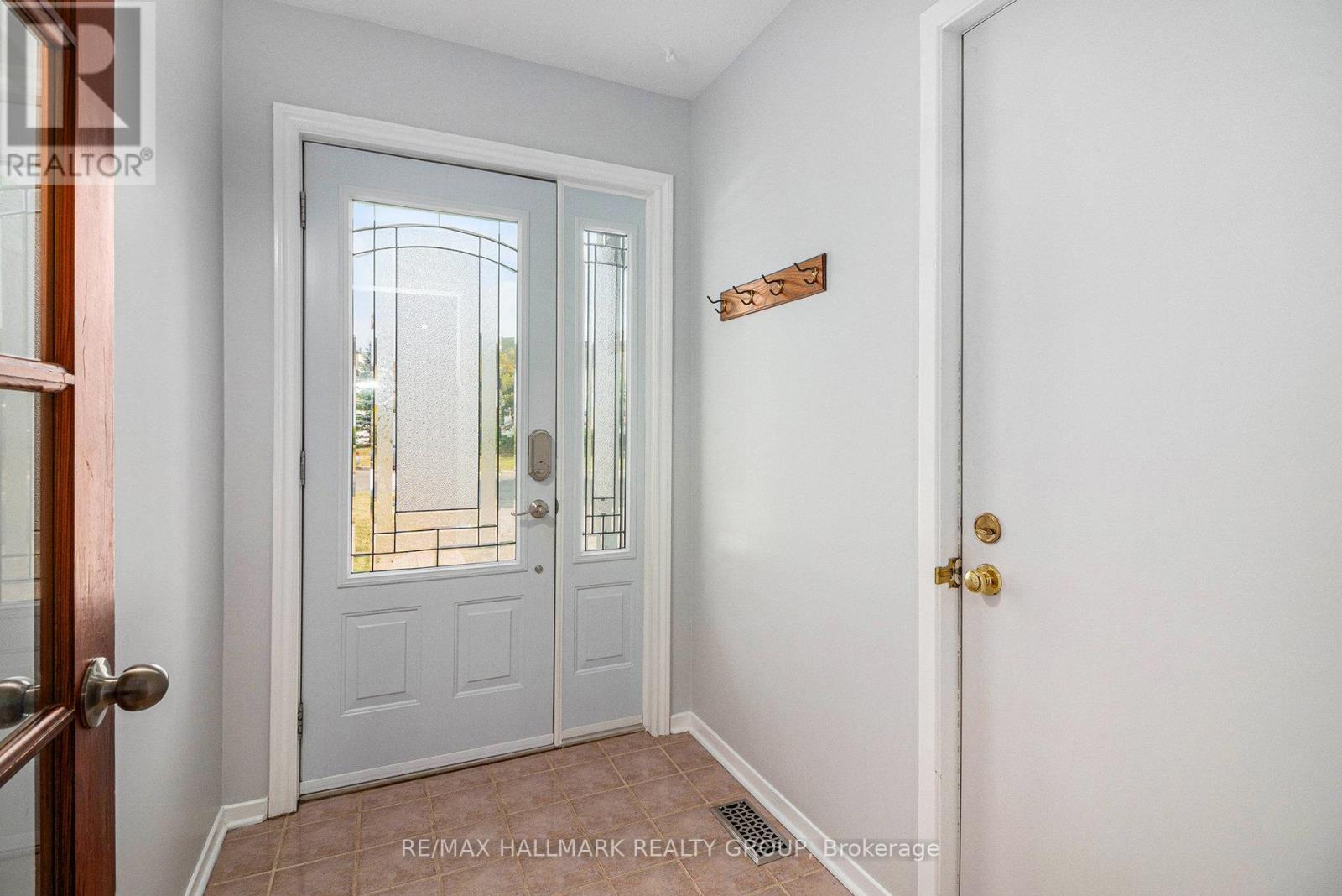 270 Mceachern Crescent, Ottawa, Ontario  K1E 3K5 - Photo 2 - X12821584