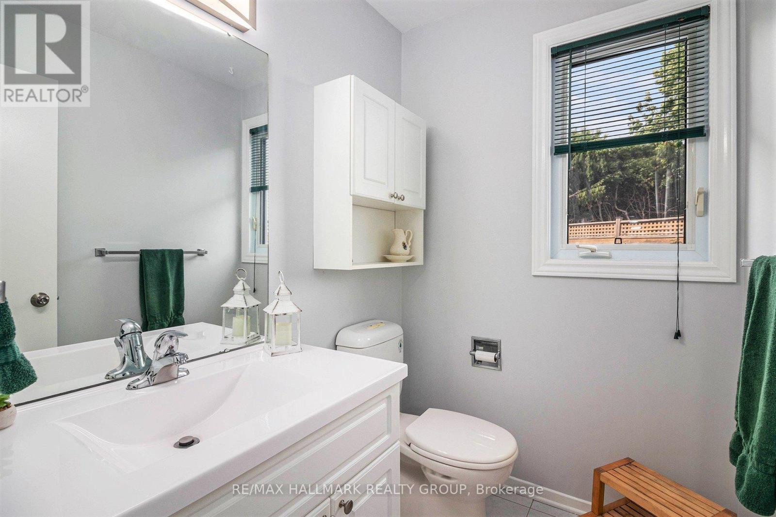 270 Mceachern Crescent, Ottawa, Ontario  K1E 3K5 - Photo 4 - X12821584