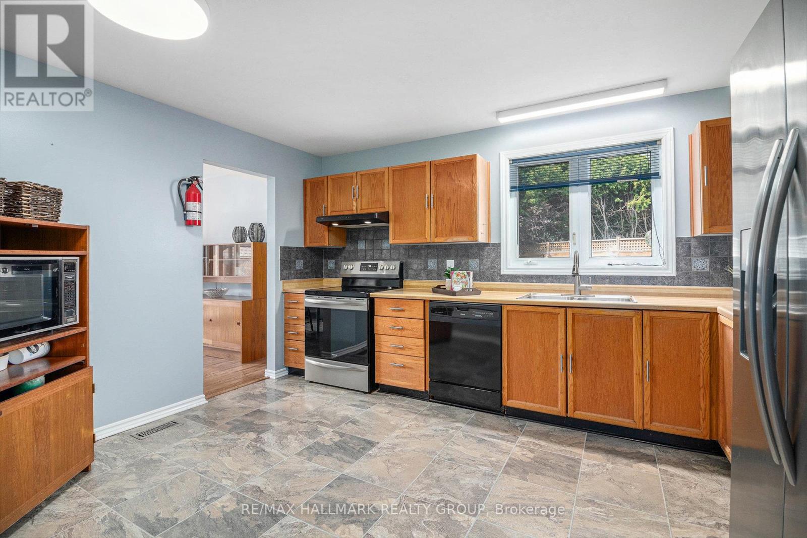 270 Mceachern Crescent, Ottawa, Ontario  K1E 3K5 - Photo 6 - X12821584