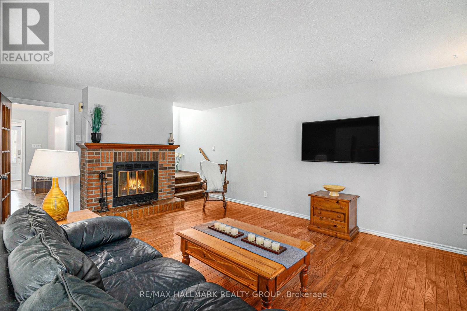 270 Mceachern Crescent, Ottawa, Ontario  K1E 3K5 - Photo 8 - X12821584