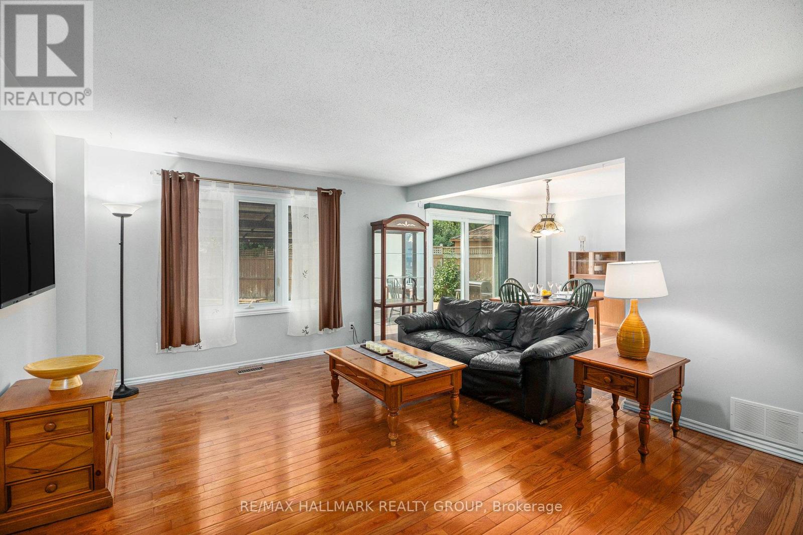 270 Mceachern Crescent, Ottawa, Ontario  K1E 3K5 - Photo 9 - X12821584