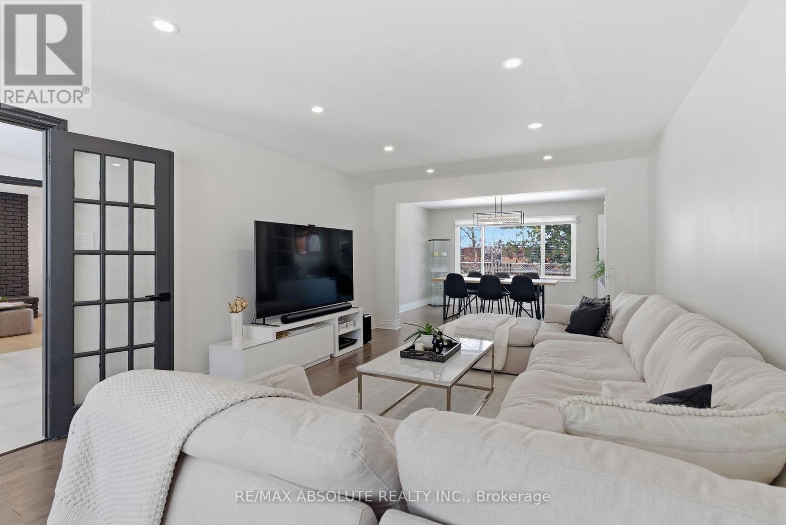 13 Weatherwood Crescent, Ottawa, Ontario  K2E 7C5 - Photo 10 - X12827684