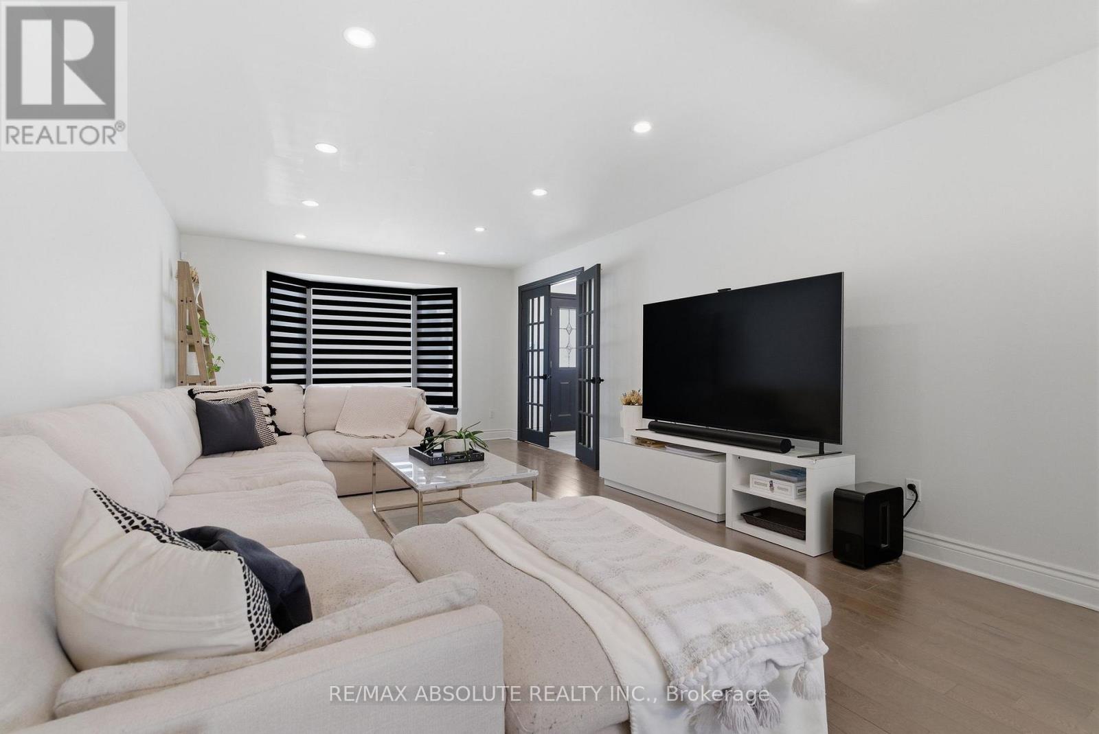 13 Weatherwood Crescent, Ottawa, Ontario  K2E 7C5 - Photo 11 - X12827684