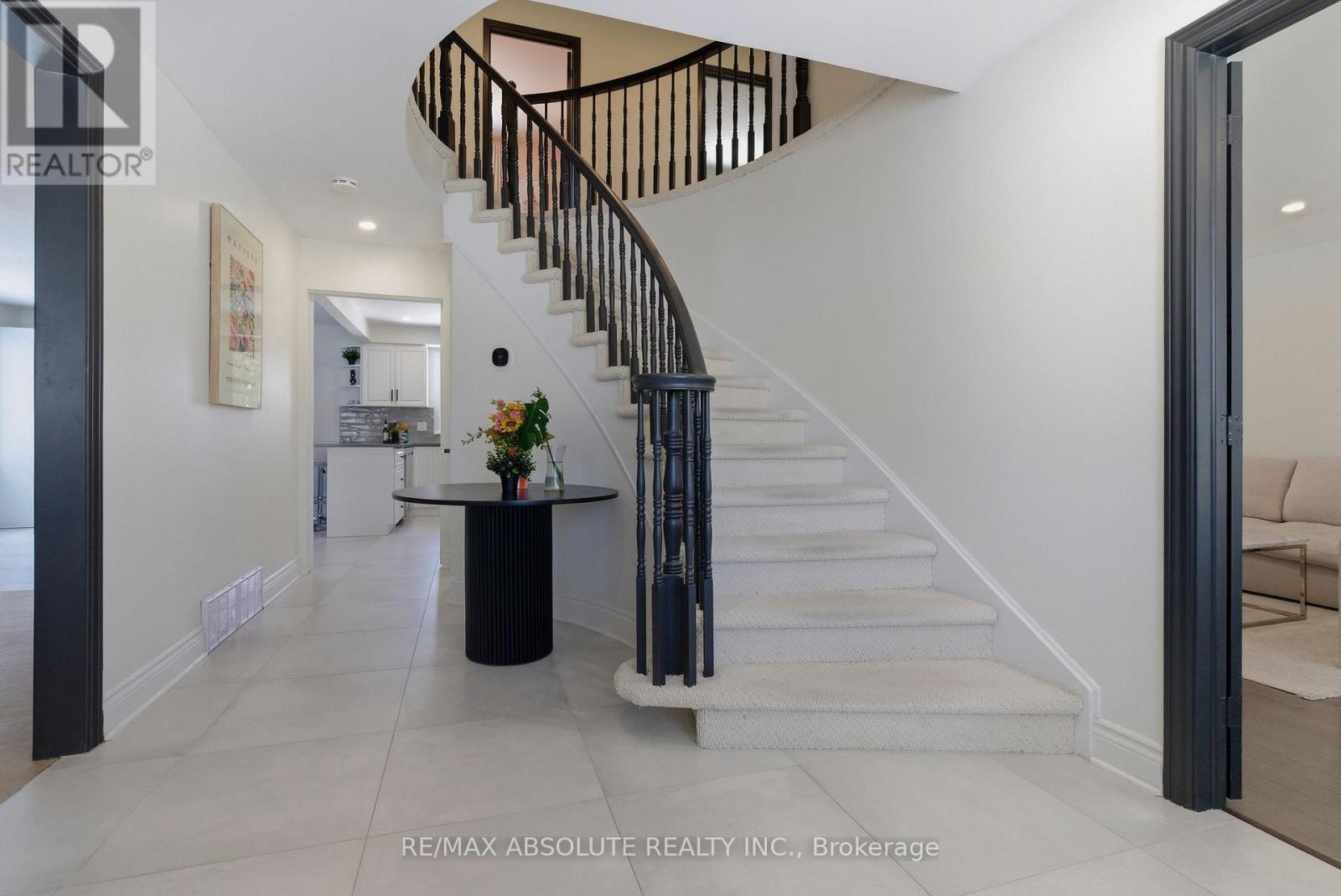 13 Weatherwood Crescent, Ottawa, Ontario  K2E 7C5 - Photo 4 - X12827684