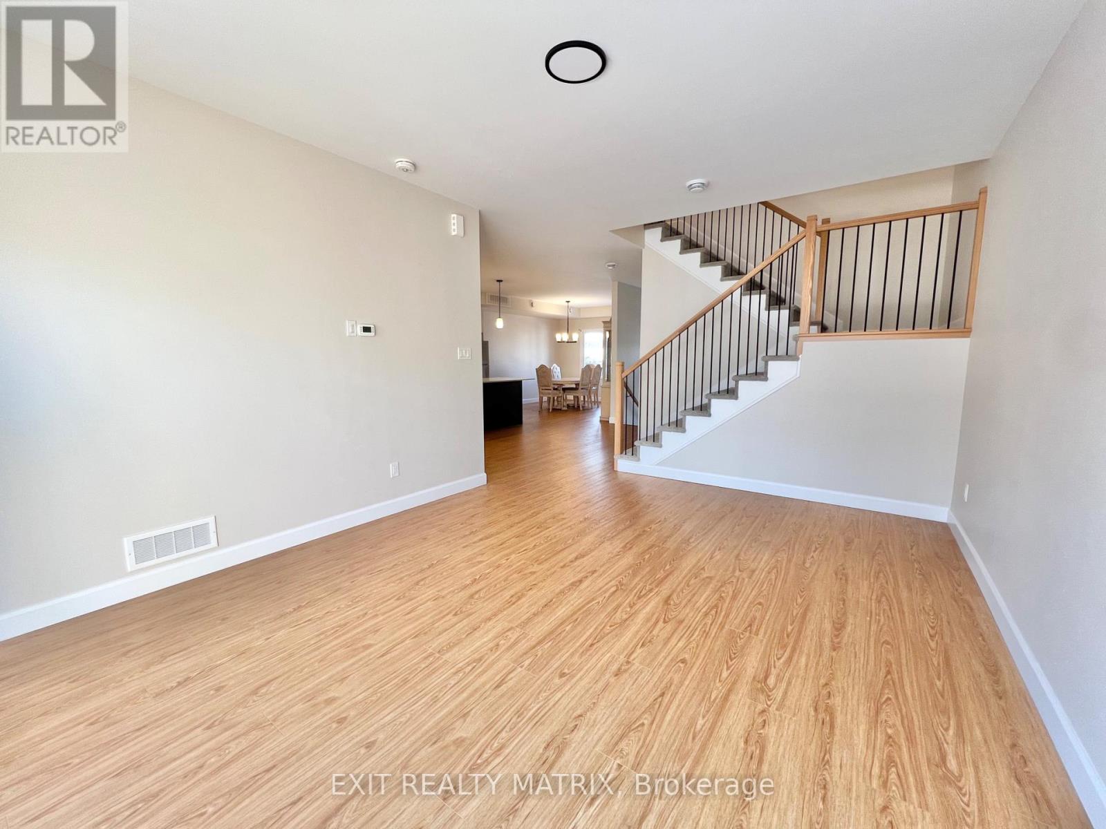 141 Centenaire Street, Russell, Ontario K0A 1W0 - Photo 3 - X12827796