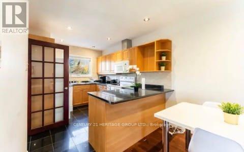 1 Siberry Road, Mississauga, Ontario  L5M 1S4 - Photo 4 - W12827598