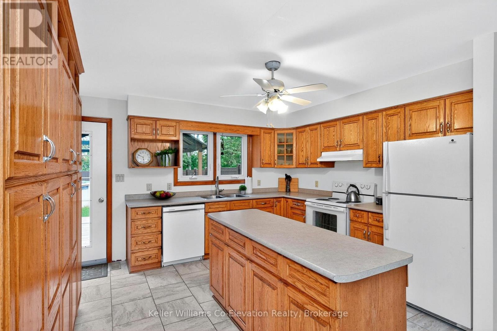 924 6 County Road S, Tiny, Ontario  L0L 2T0 - Photo 3 - S12601990