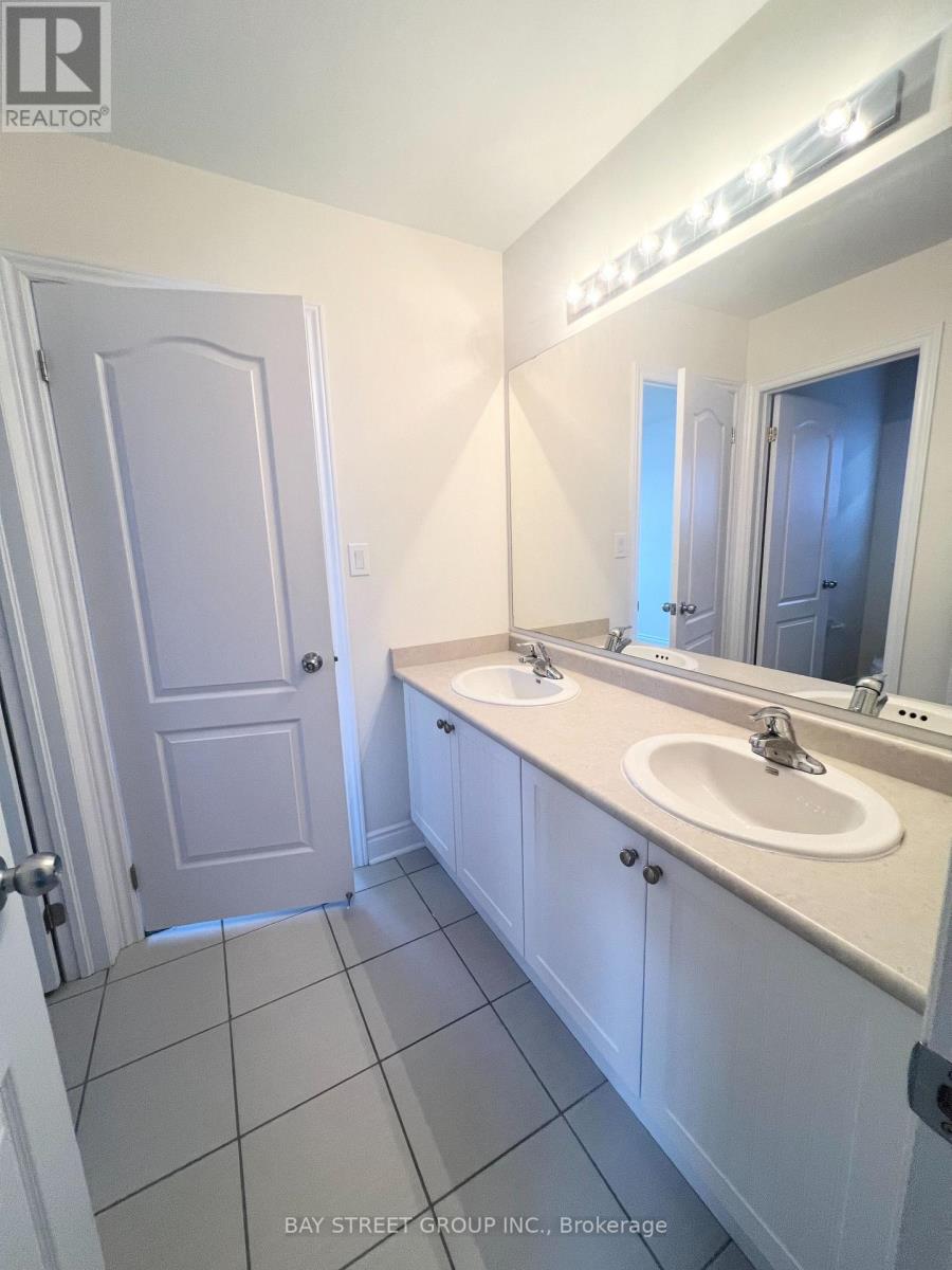 1018 Wilbur Pipher Circle, Newmarket, Ontario  L3X 0G4 - Photo 12 - N12827624