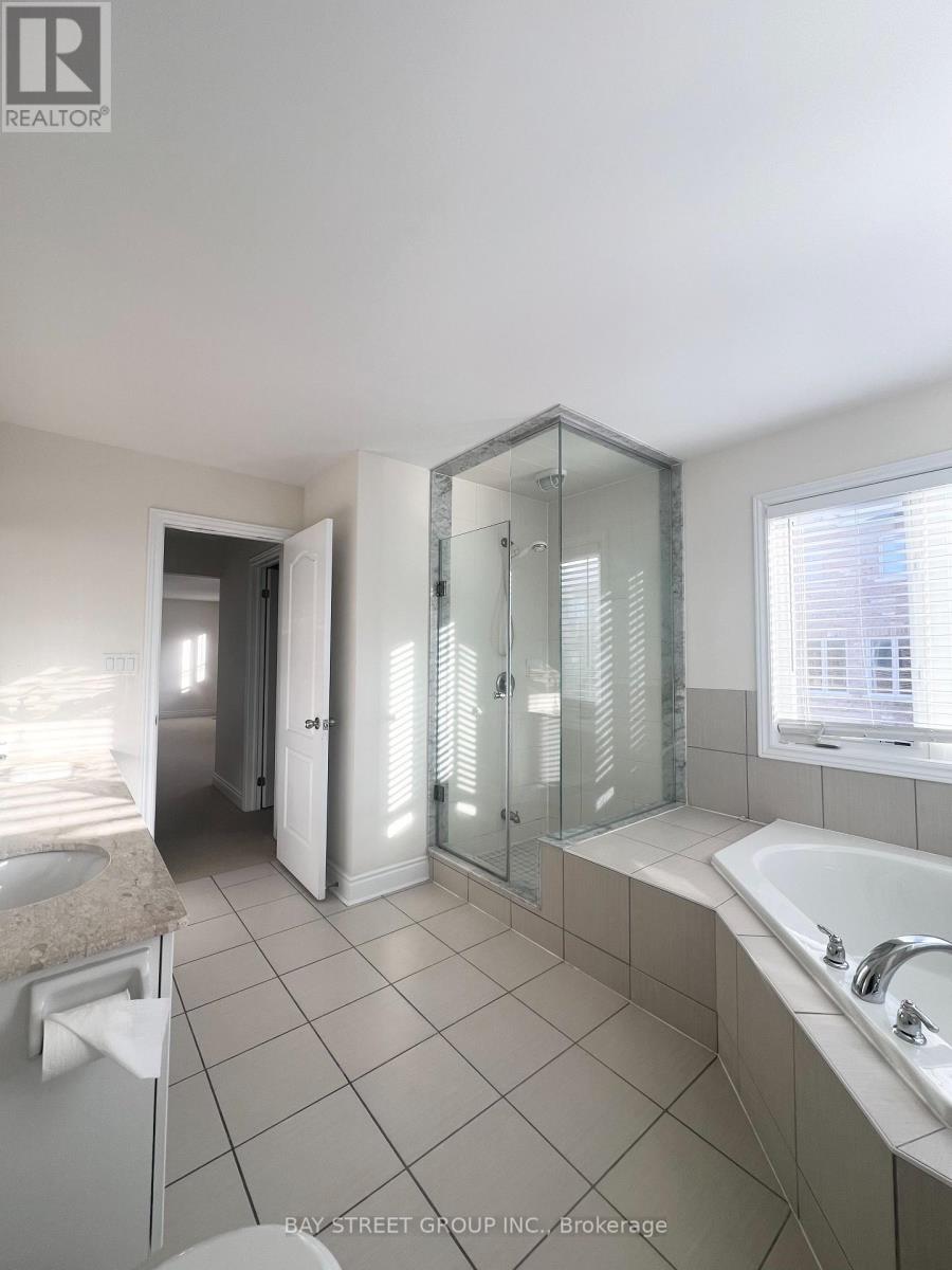 1018 Wilbur Pipher Circle, Newmarket, Ontario  L3X 0G4 - Photo 9 - N12827624