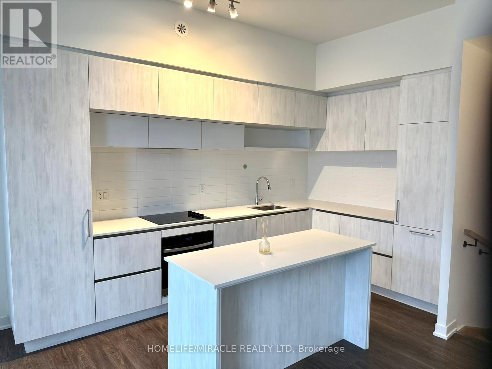 924 - 2 Steckley House Lane, Richmond Hill, Ontario  L4S 0N4 - Photo 4 - N12827636