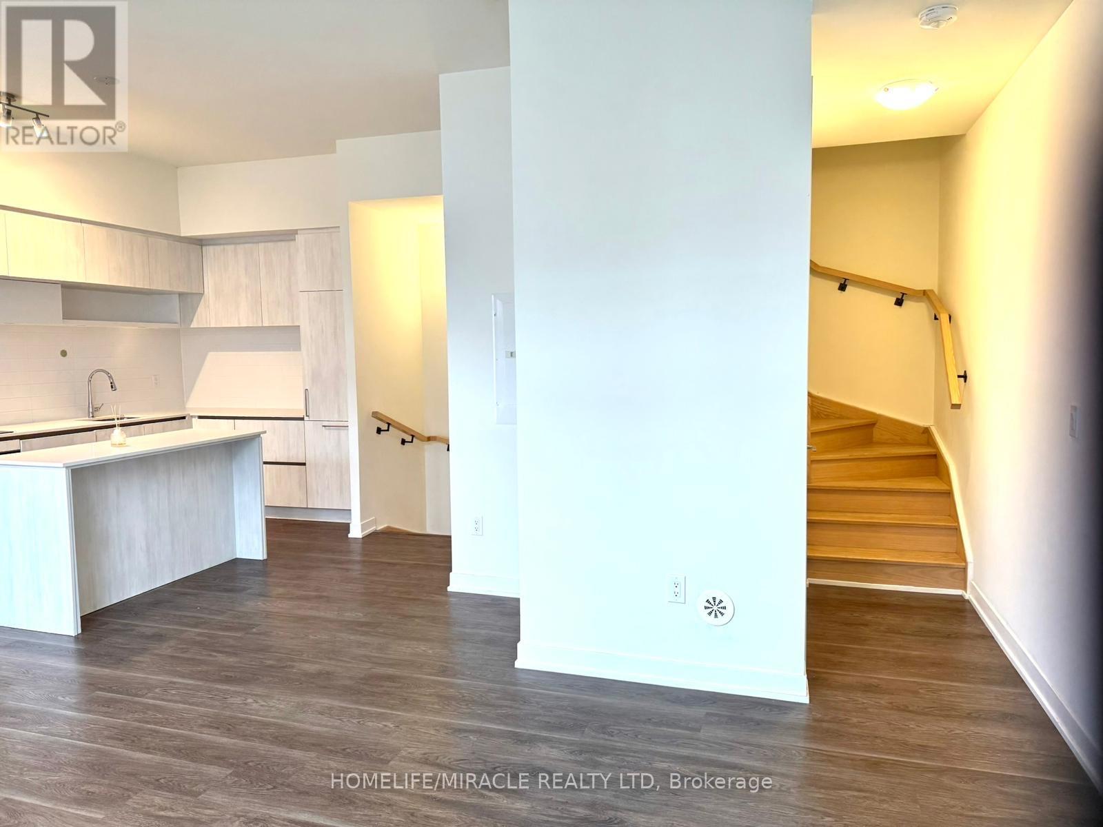 924 - 2 Steckley House Lane, Richmond Hill, Ontario  L4S 0N4 - Photo 5 - N12827636