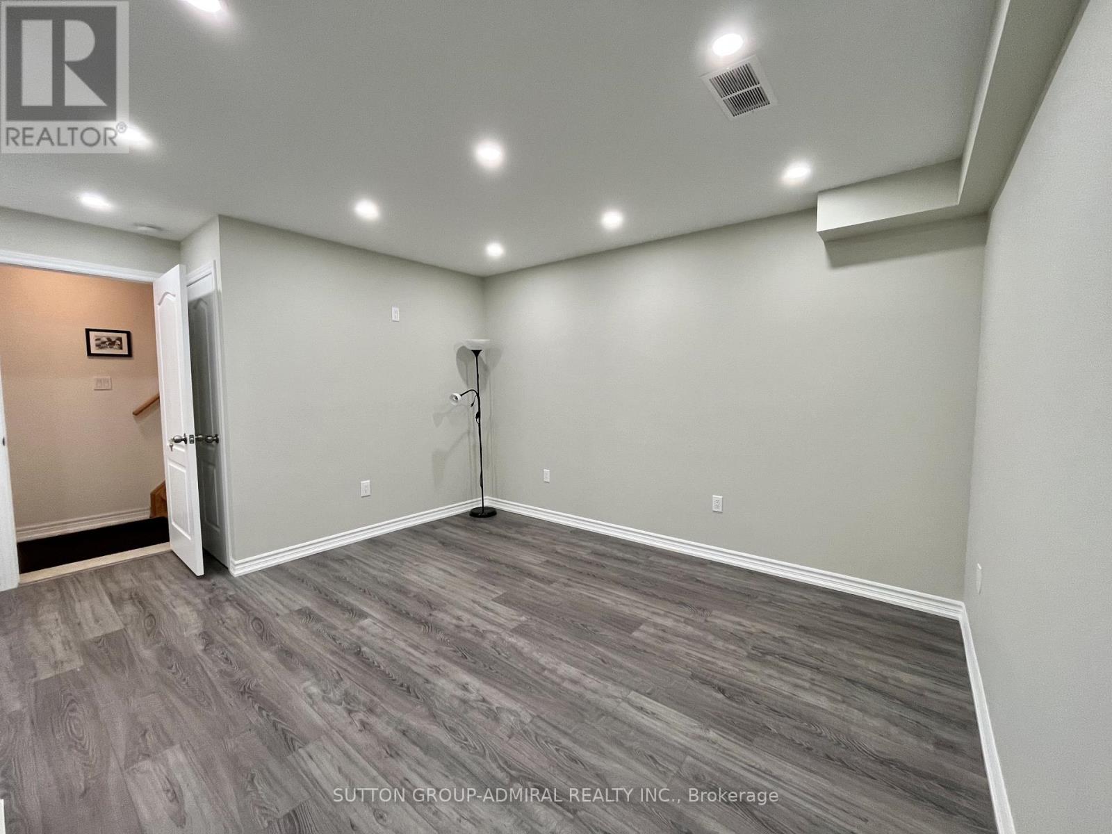 53 Matthewson Avenue, Bradford West Gwillimbury, Ontario  L3Z 0P3 - Photo 9 - N12827674