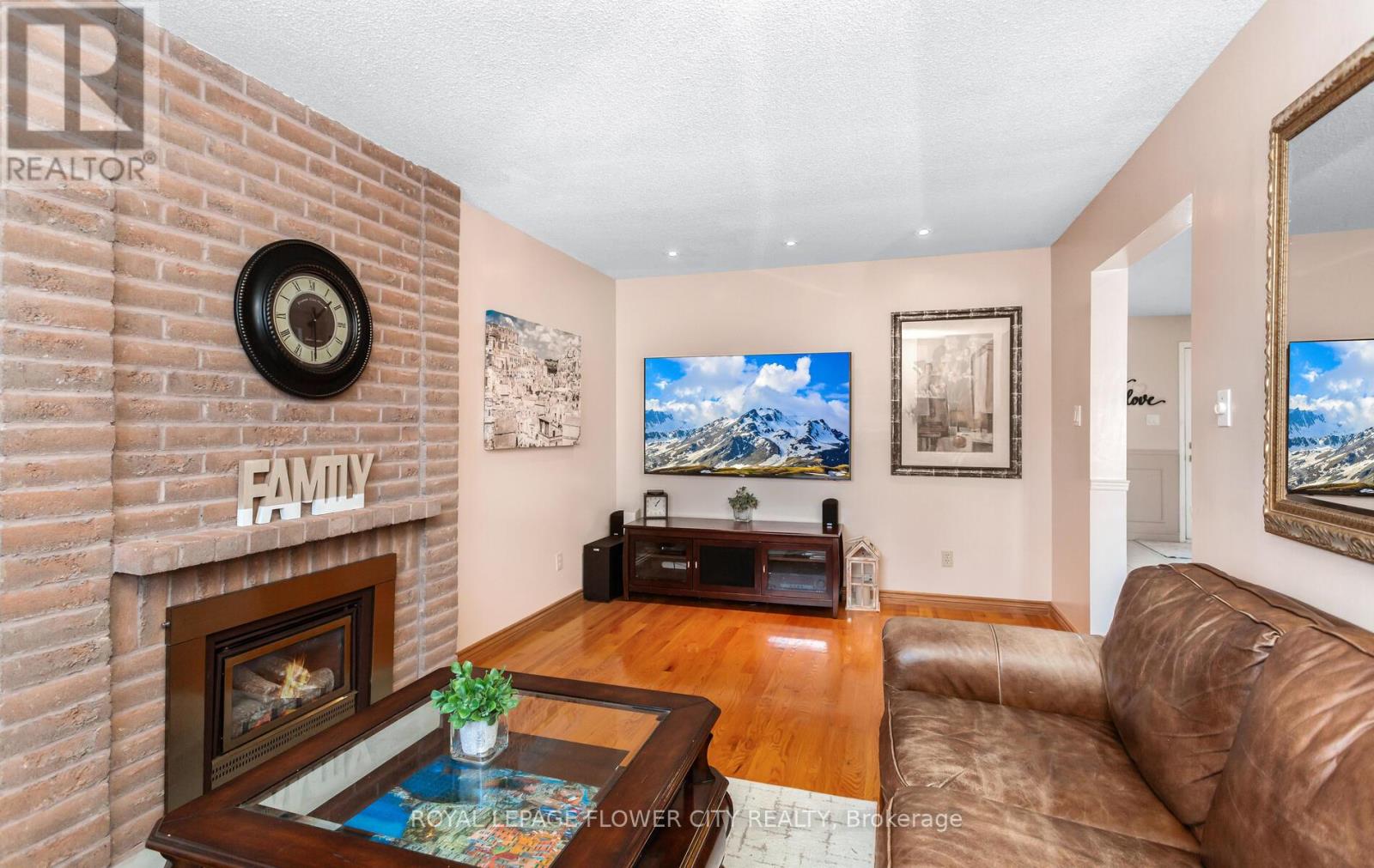 60 Newgreen Crescent, Brampton, Ontario  L6S 4Y5 - Photo 5 - W12827762