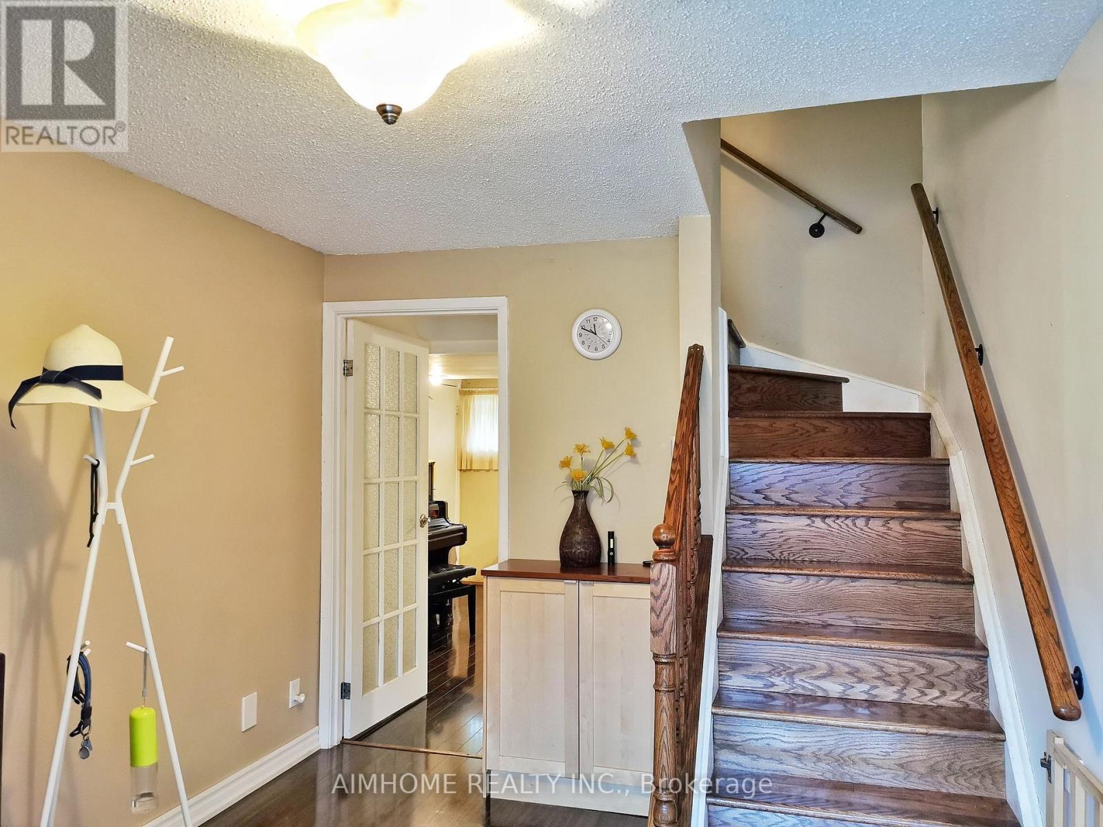 33 - 1051 Cedarglen Gate, Mississauga, Ontario  L5C 3A7 - Photo 3 - W12827804