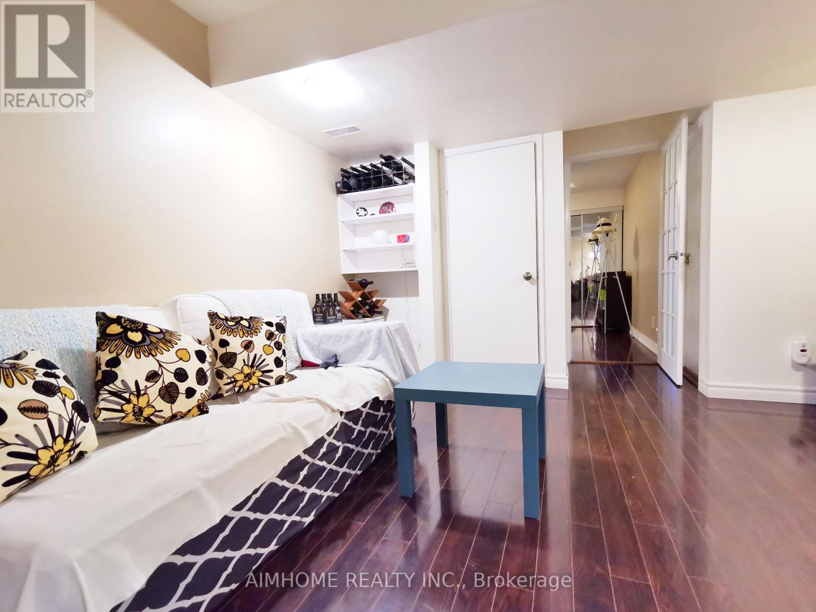 33 - 1051 Cedarglen Gate, Mississauga, Ontario  L5C 3A7 - Photo 5 - W12827804