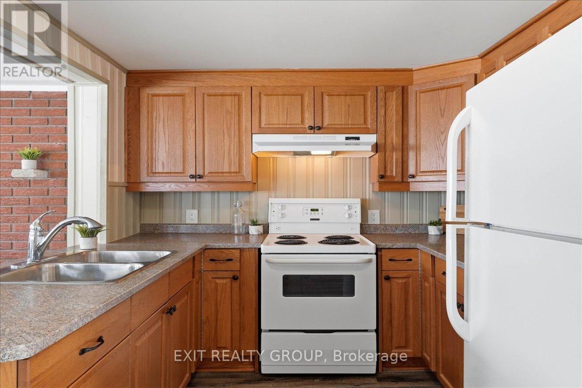 1083 Lakeside Drive, Prince Edward County, Ontario  K0K 1T0 - Photo 25 - X12827894