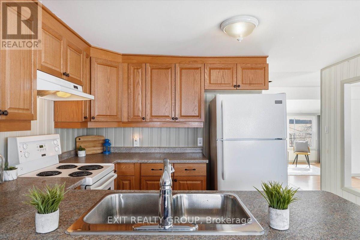 1083 Lakeside Drive, Prince Edward County, Ontario  K0K 1T0 - Photo 27 - X12827894