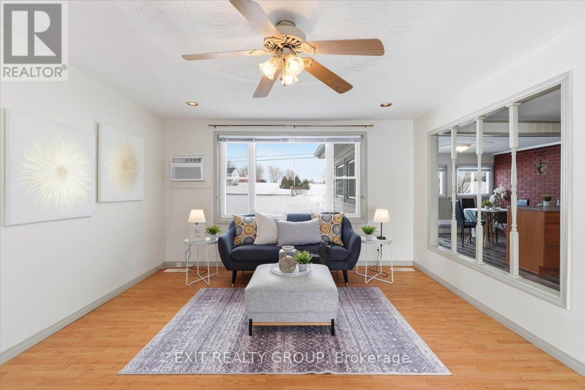 1083 Lakeside Drive, Prince Edward County, Ontario  K0K 1T0 - Photo 5 - X12827894