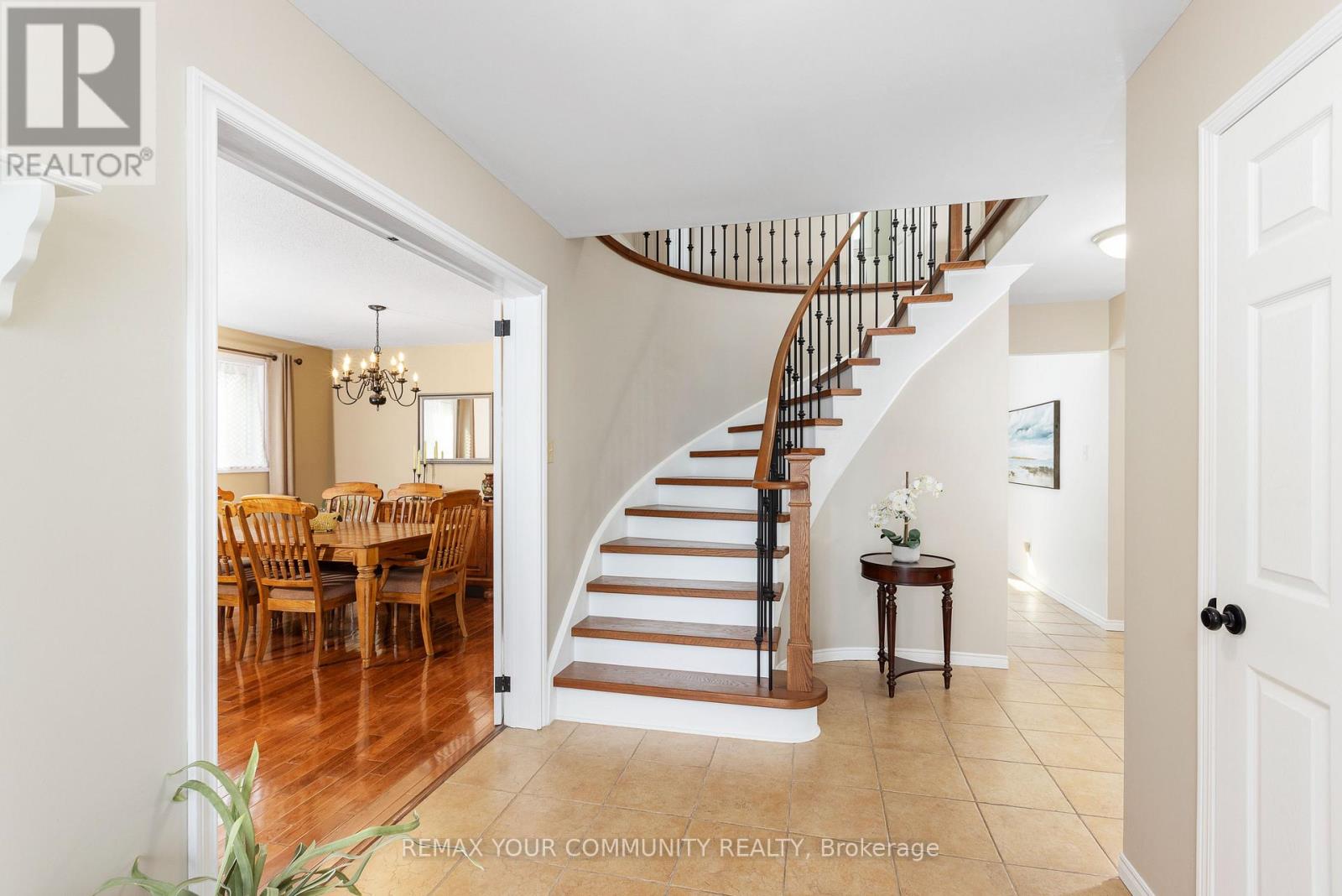 28 Camrose Drive, Georgina, Ontario  L4P 3L6 - Photo 4 - N12827784