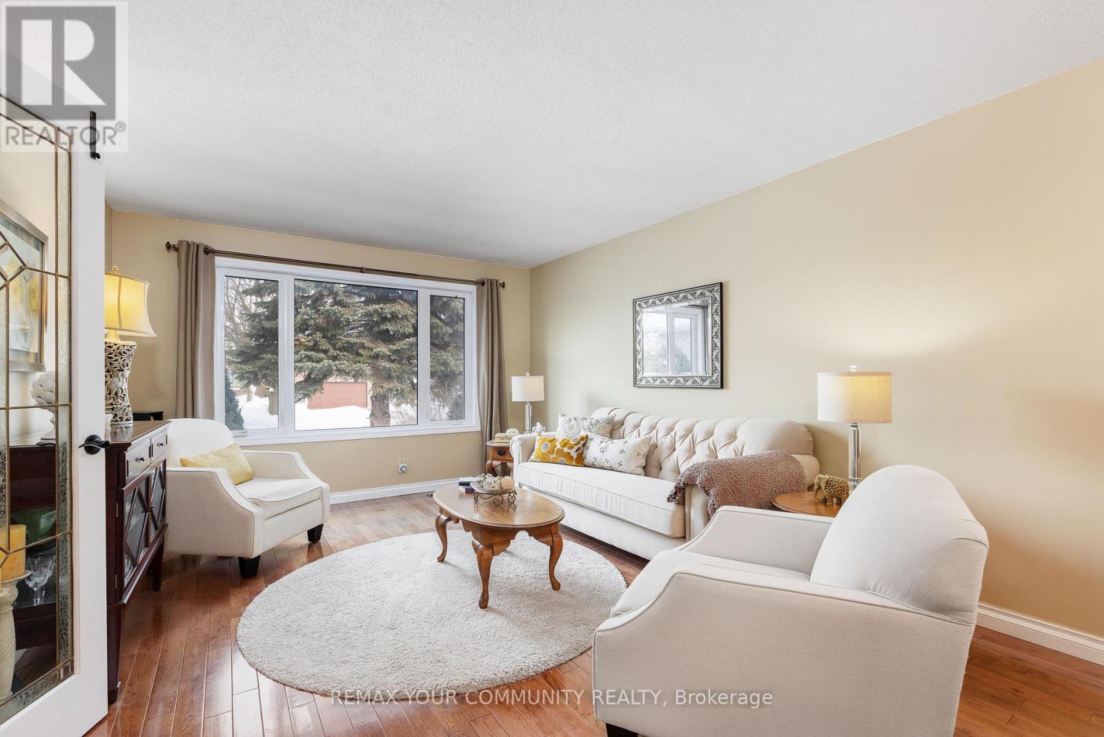 28 Camrose Drive, Georgina, Ontario  L4P 3L6 - Photo 9 - N12827784