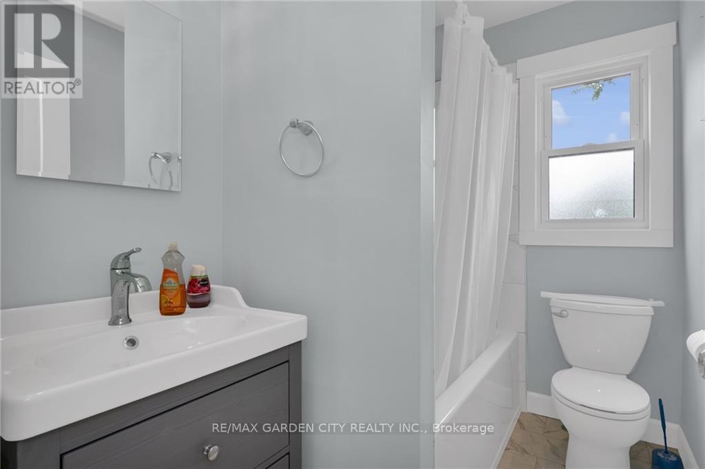 Main - 27 St George Street, St. Catharines, Ontario  L2M 5P4 - Photo 11 - X12827930