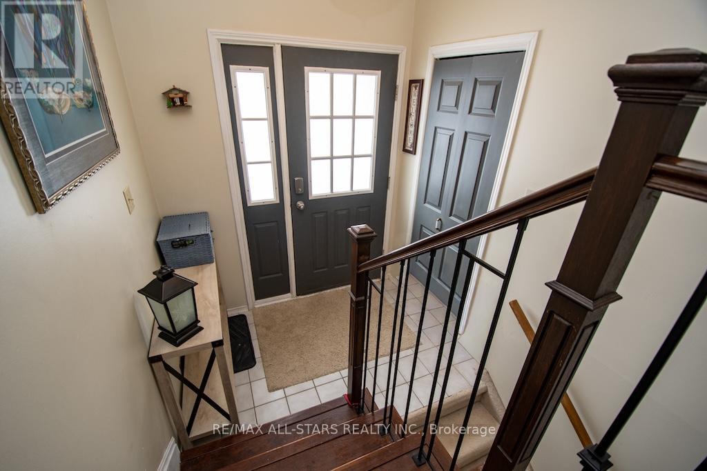 9 Don Court, Kawartha Lakes, Ontario  K9V 5T1 - Photo 4 - X12828068