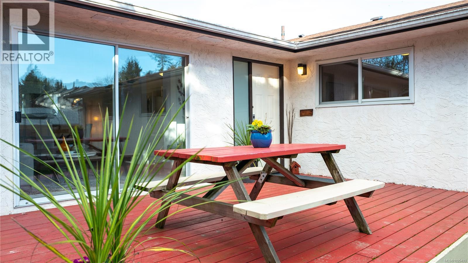 1 3274 Rutledge St, Saanich, British Columbia  V8X 1N7 - Photo 3 - 1025493