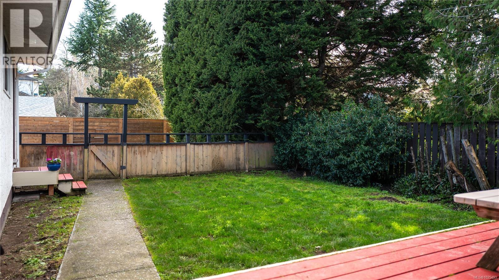 1 3274 Rutledge St, Saanich, British Columbia  V8X 1N7 - Photo 4 - 1025493