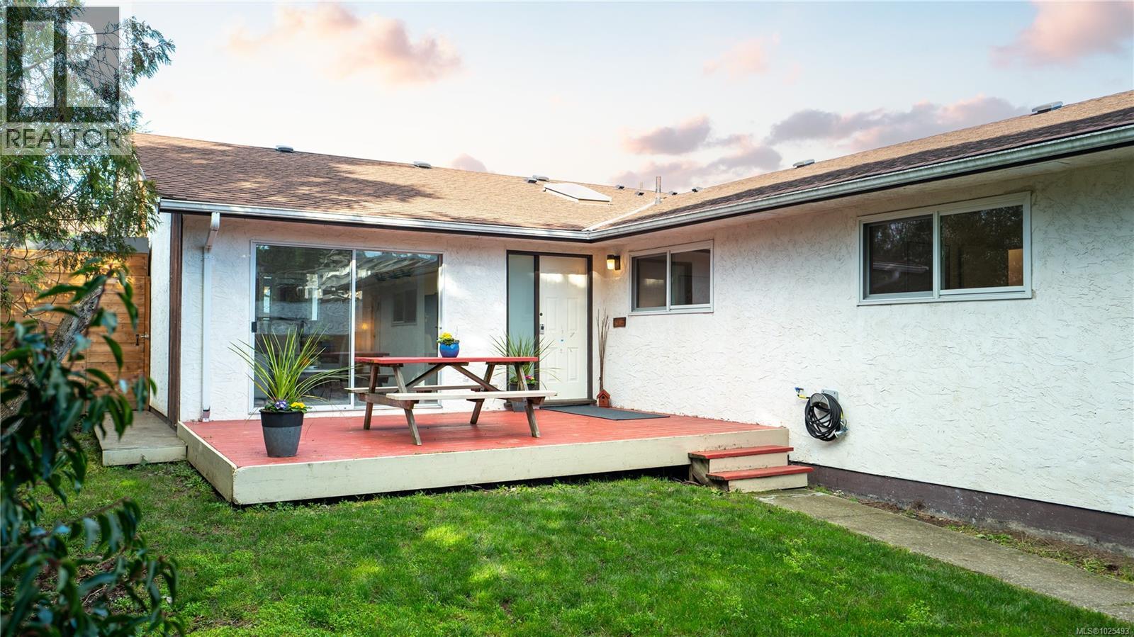 1 3274 Rutledge St, Saanich, British Columbia  V8X 1N7 - Photo 2 - 1025493