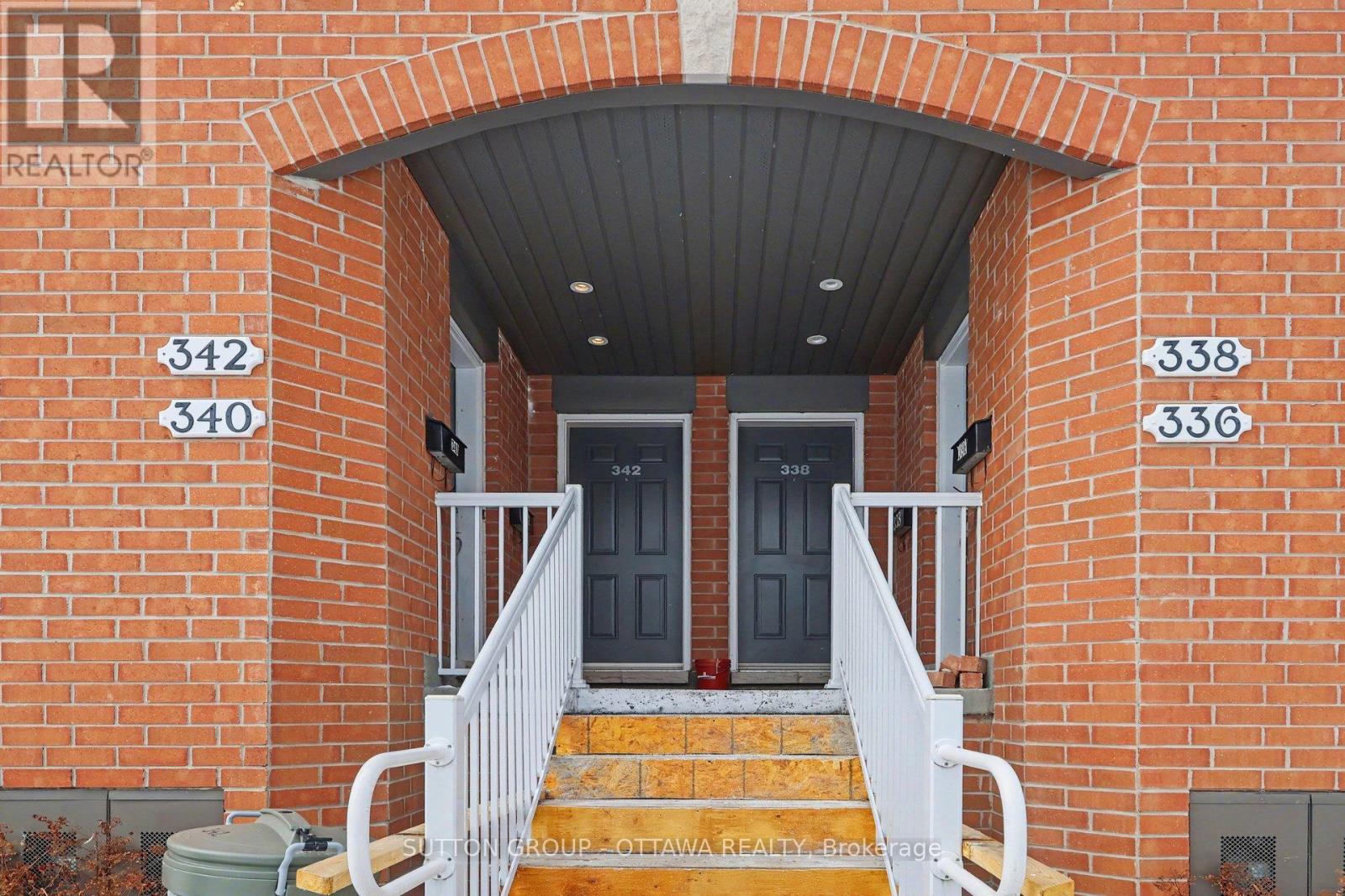 340 London Terrace, Ottawa, Ontario  K1K 2W3 - Photo 4 - X12828074